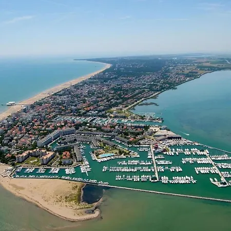 Apartment With Pool By The Sea Apartament *