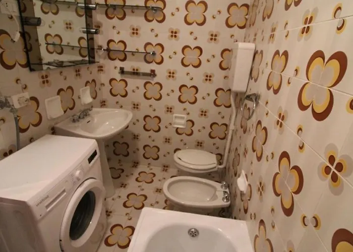 Apartment With Pool By The Sea