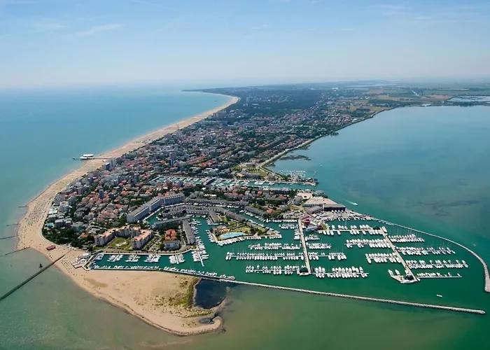 Apartment With Pool By The Sea Apartment *