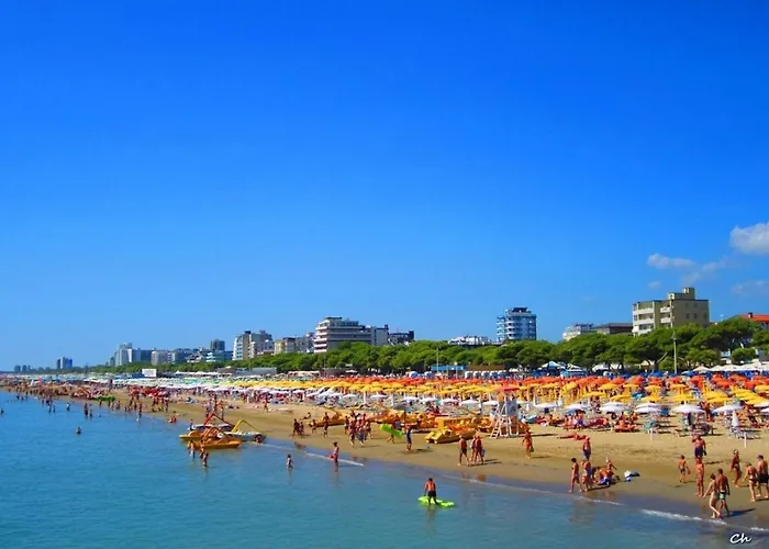Apartment With Pool By The Sea